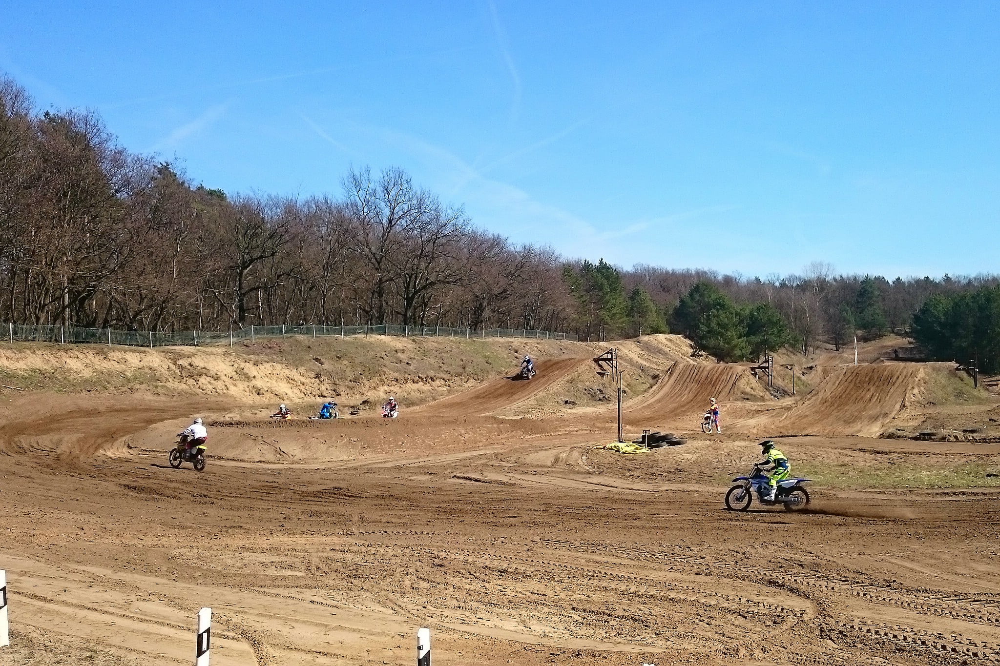 artgerecht bewegt: aufstehen, Dreck abklopfen, weiterfahren