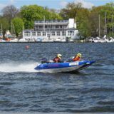 Schlauchboot in Höchstgeschwindigkeit