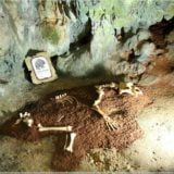 Bärenskelett in der Höhle Biserujka