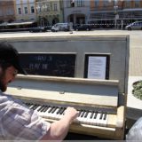 Klavier auf dem Marktplatz