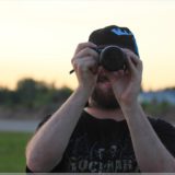 Jony macht Fotos am Boden