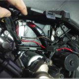 Batterie versteckt sich hinter Kabeln