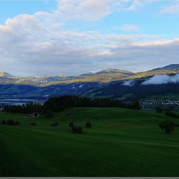 die Morgensonne scheint auf die Berge