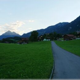 die Sonne ist noch nicht über die Berge
