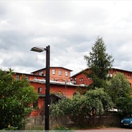 Wäscherei und dahinter Haus 5