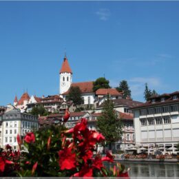 Schlosskirche, hinten links ist das Schloss
