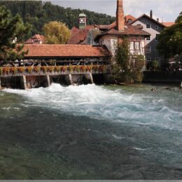 unter Schleuse mt Surfern