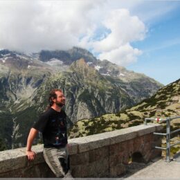 Jony schaut in die Landschaft