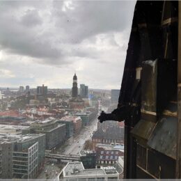 Blick zum Michel vom Mahnmal St. Nikolai