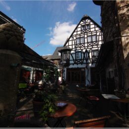 im Hof des Rüdesheimer Schlosses