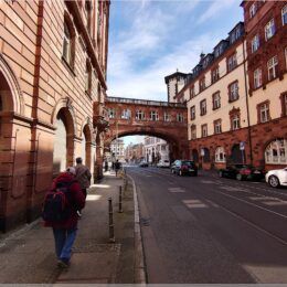 rechts das Ortsgericht FFM