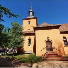 Kirche Ribbeck, links davor der Birnbaum