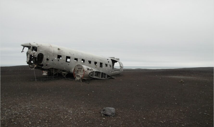 schwarze Strände und Metallreste