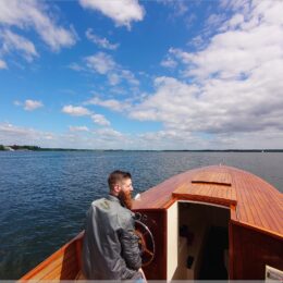 mein Neffe steuert über den Müggelsee