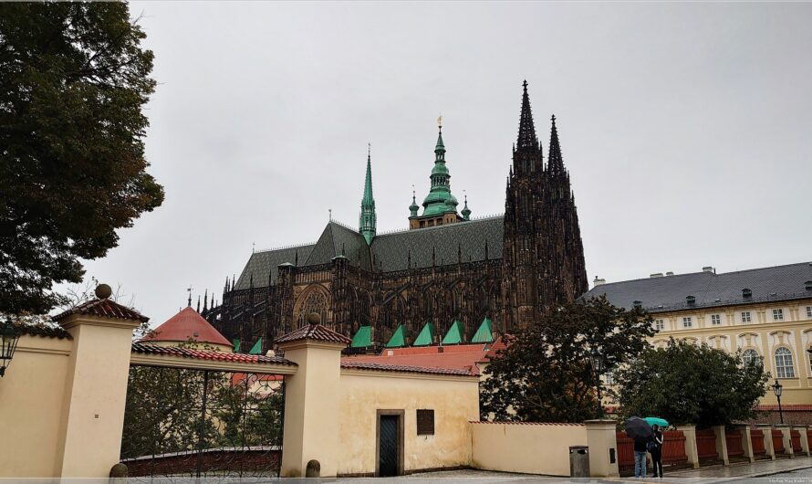 über die Moldau an der Prager Burg vorbei