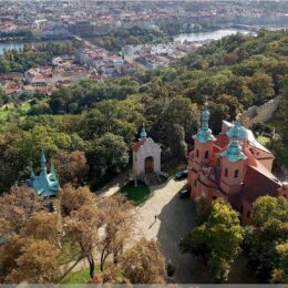 Aussicht auf Prag vom Petrin-Turm – Parkanlage, St.-Laurentius-Kirche