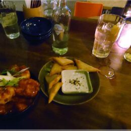 Frittierter Blumenkohl und Samosas