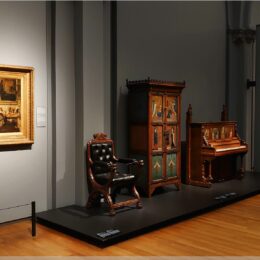 Gemälde und antike Möbel