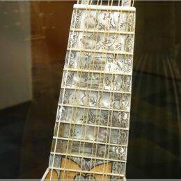 verzierter Steg einer Mandoline