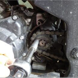 Schrauben der Ritzelsicherung lösen