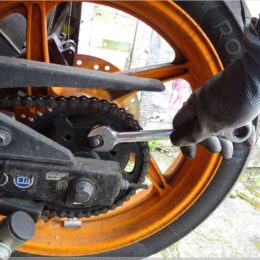 Kettenblattmuttern lösen