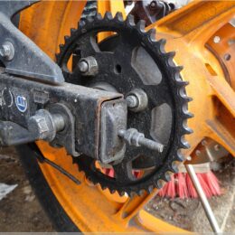 Kettenspanner und Achse lösen