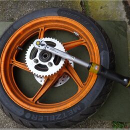 mit Drehmomentschlüssel anziehen