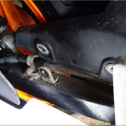 Hinterradabdeckung rechtsseitig lösen