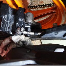 Stahlflexleitung am Bremssattel hinten