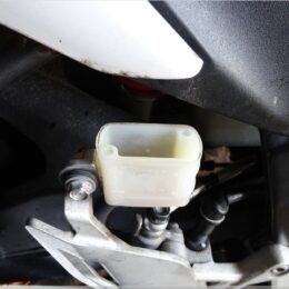 Bremsflüssigkeitbheälter hinten