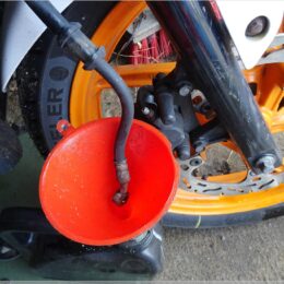 alten Bremsschlauch vorn demontieren