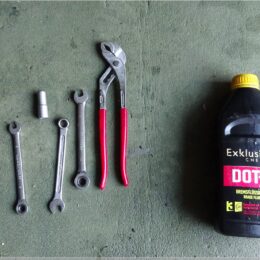 Werkzeug und Bremsflüssigkeit