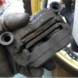 Bremsbeläge entnehmen