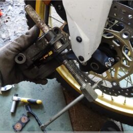 Kolben zurückdrücken