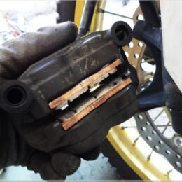 Bremsbeläge einsetzen