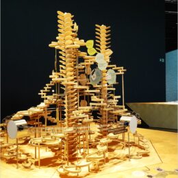 die Kugelbahn als Symbol der Kreisläufe