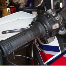 Steuereinheit und Griff links montiert