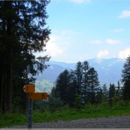 Wanderweg mit Blick auf den Sarnersee