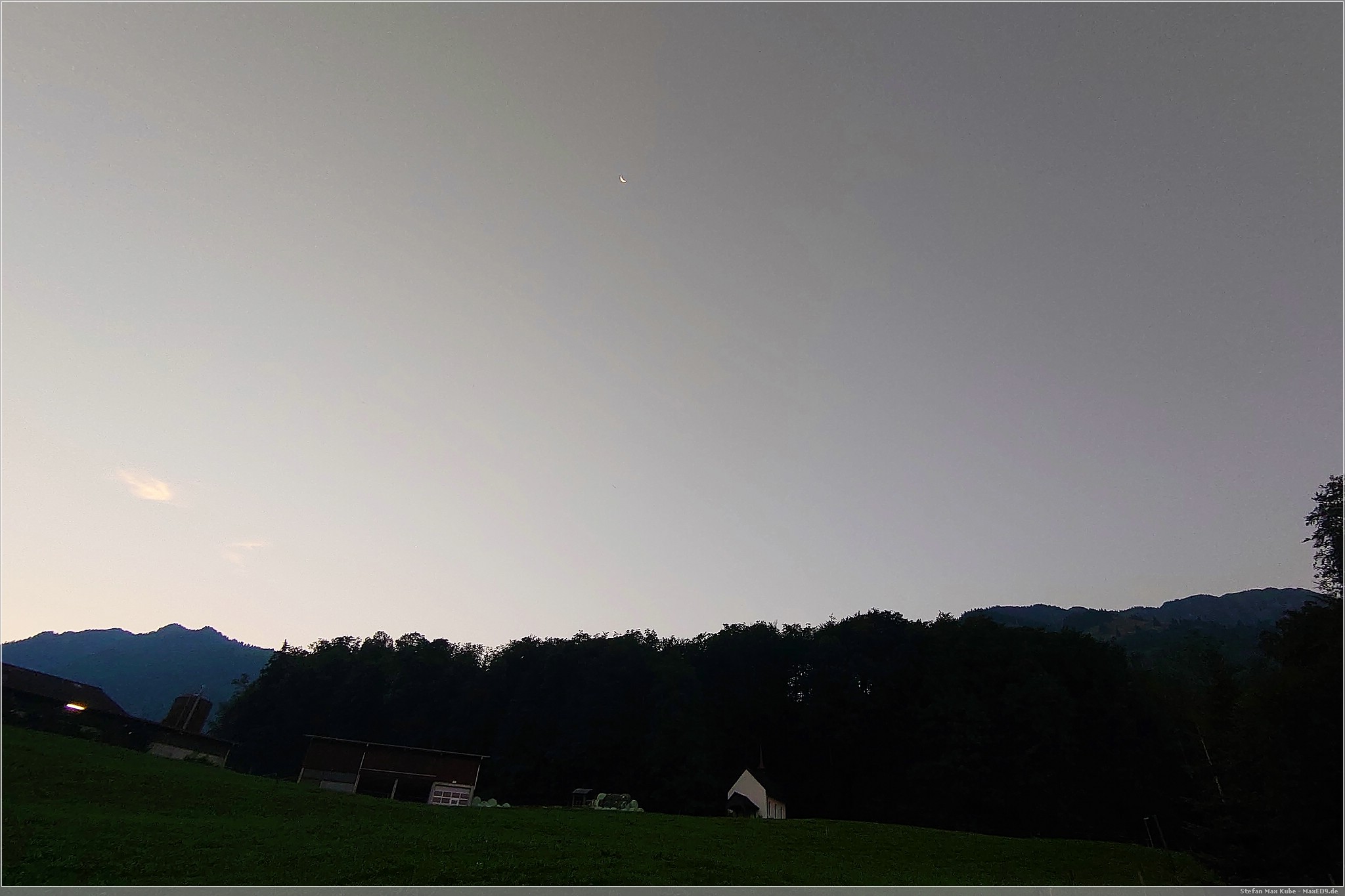Mond am Morgen über der Lourdeskapelle