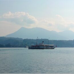 Schiff auf Vierwaldstättersee, dahinter die Rigi