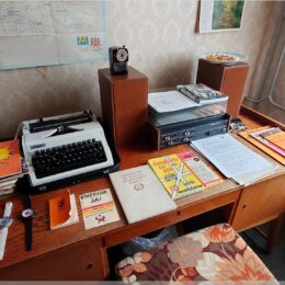 Schreibtisch mit Schreibmaschine