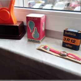 Spielsachen, Glühlampe und Batterie