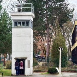 Grenzturm und Mauerstück