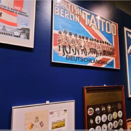 Plakate von Festivitäten der Alliierten in Berlin West