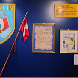 Wappen der frz Streitkräfte in Berlin