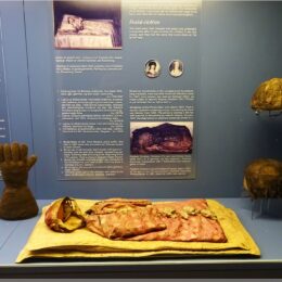 Dänisches Nationalmuseum, Grabeskleidung