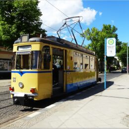 Woltersdorfer Straßenbahn an der Haltestelle Schleuse