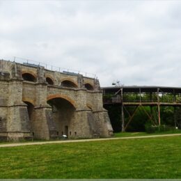 Seilscheibenpfeiler und Seilbahnumlenkstation