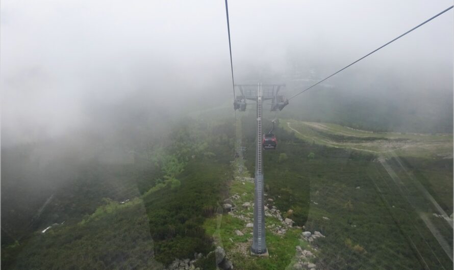 Mit der Seilbahn in die Wolken