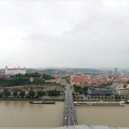 Blick vom Ufo über die Brücke